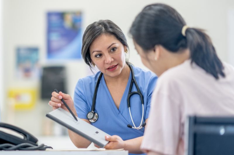 docteur avec patiente