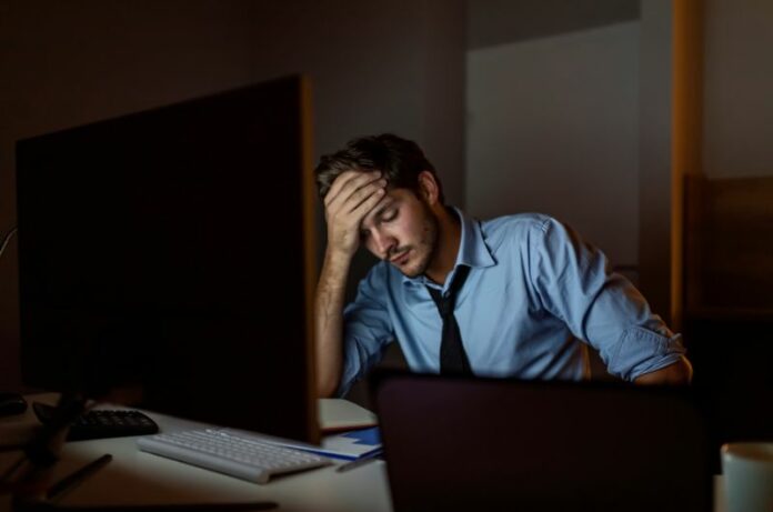 Homme devant ordinateur