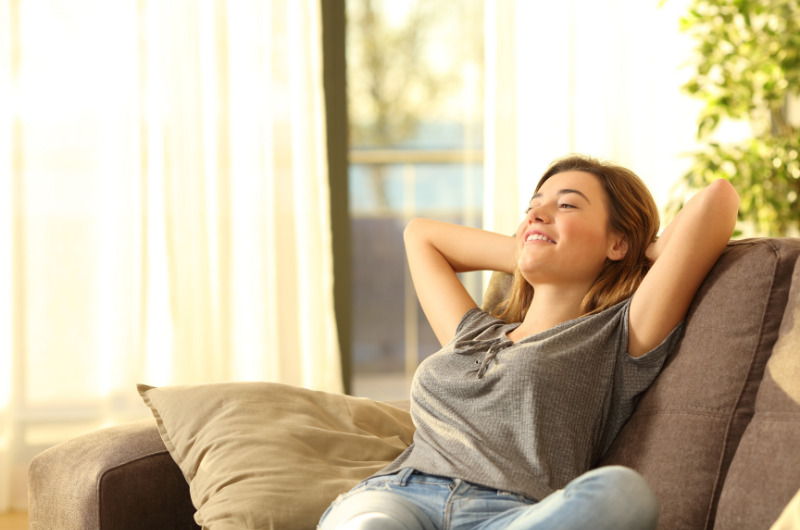 femme qui se décontracte chez elle