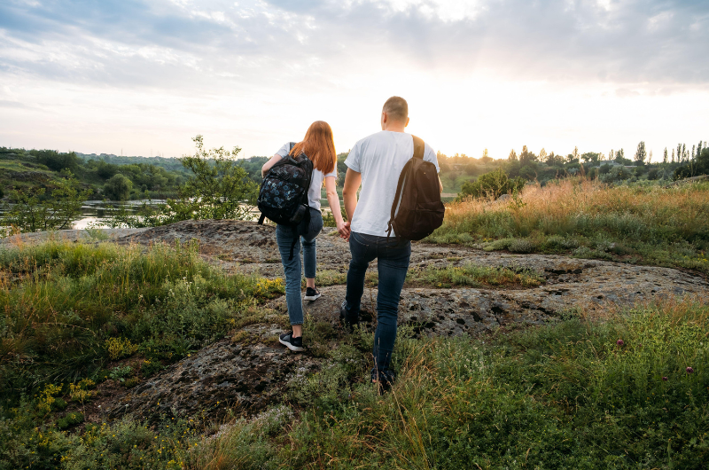 couple qui se balade en nature