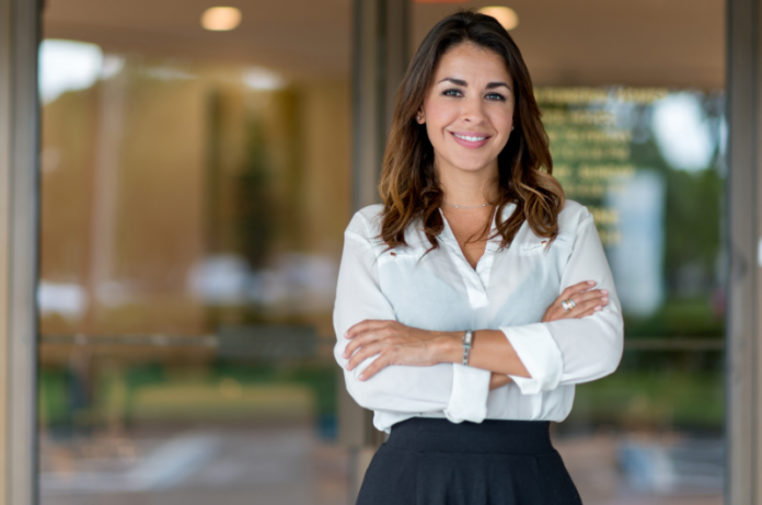 femme devant son entreprise