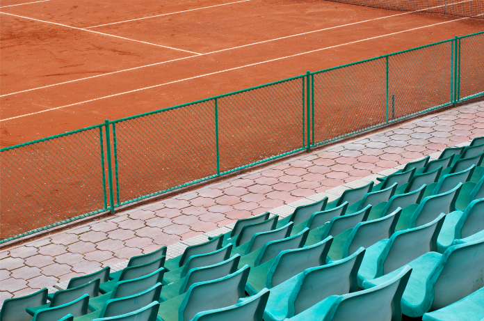 image de terrain de tennis terre battue vue du public