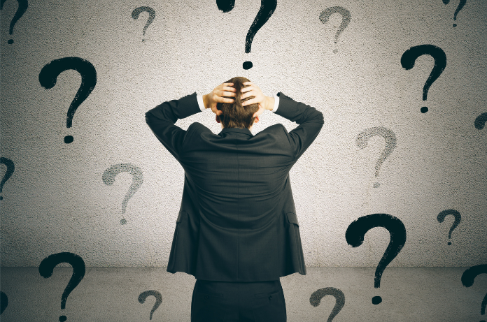 personne confuse avec pleins de points d'interrgation