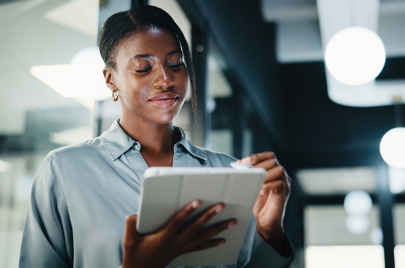 personne consultant sa tablette