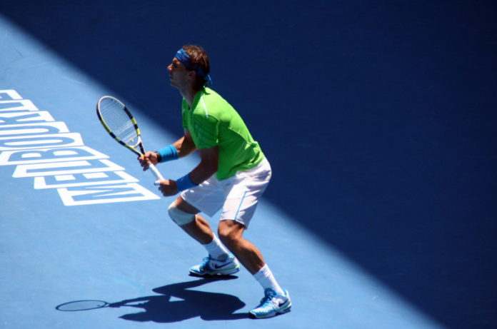 rafael nadal en train de jouer au tennis à l'open d'austrralie