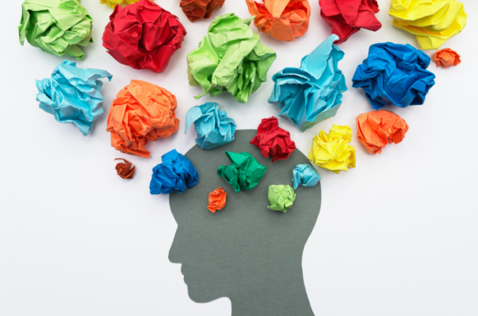 silhouette concentrée sur le mental avec pleins d'informations autour