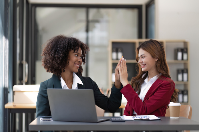 femmes qui s'encouragent au travail