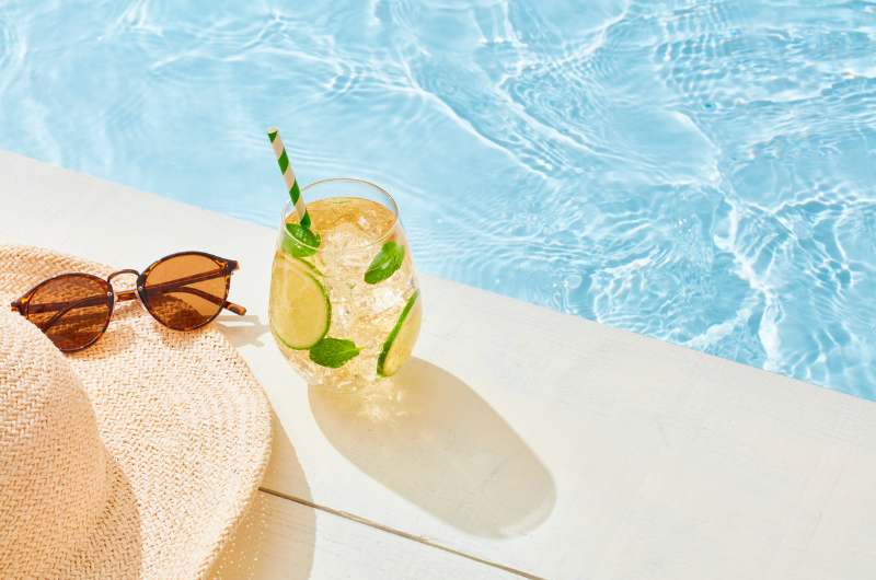 piscine avec des accessoires été 